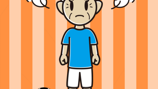 怒るサッカーのユニフォーム姿のおばあさんのイラスト【色、背景あり】PNG