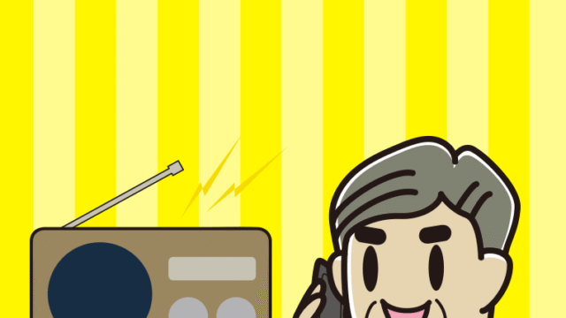 ラジオを聴きながらスマホで電話するおじさんのイラスト【色、背景あり】PNG