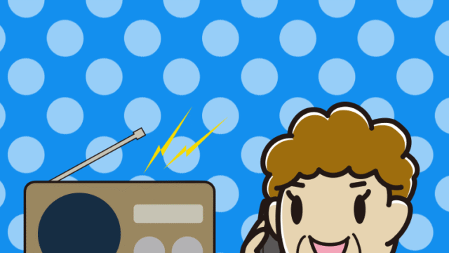 ラジオを聴きながらスマホで電話するおばさんのイラスト【色、背景あり】PNG