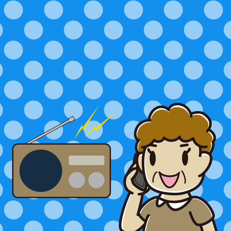 ラジオを聴きながらスマホで電話するおばさんのイラスト【色、背景あり】PNG