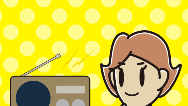 ラジオを聴きながらスマホを使う女性のイラスト【色、背景あり】PNG