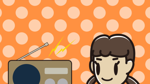 ラジオを聴きながらスマホを使う女子中学生のイラスト【色、背景あり】PNG