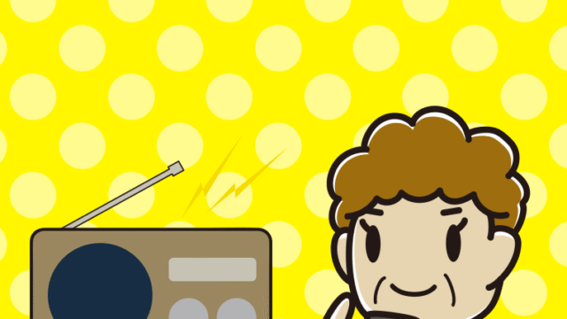 ラジオを聴きながらスマホを使うおばさんのイラスト【色、背景あり】PNG