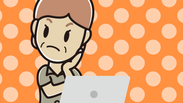 パソコン使用中に考える年配女性会社員（クールビズ）のイラスト【色、背景あり】PNG