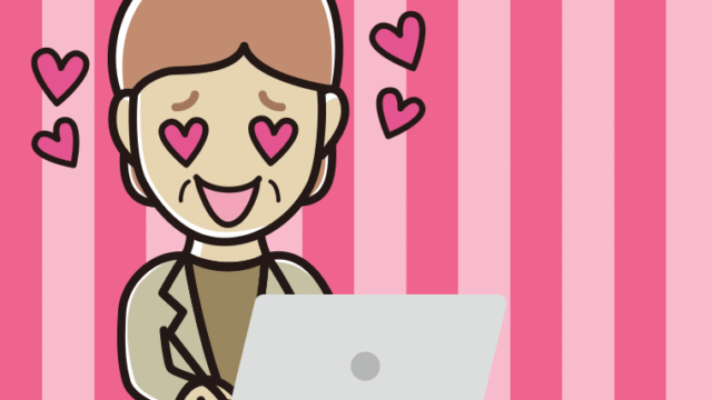 パソコンを見て目がハートになる年配女性会社員（カジュアル）のイラスト【色、背景あり】PNG