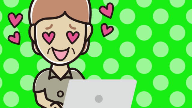 パソコンを見て目がハートになる年配女性会社員（クールビズ）のイラスト【色、背景あり】PNG