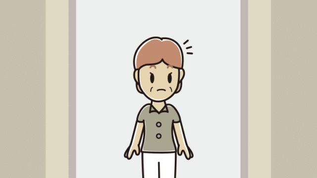 エレベーターで何かに気付く年配女性会社員（クールビズ）のイラスト【色、背景あり】PNG