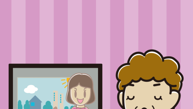 テレビを見ながら咳払いするおばさんのイラスト【色、背景あり】PNG