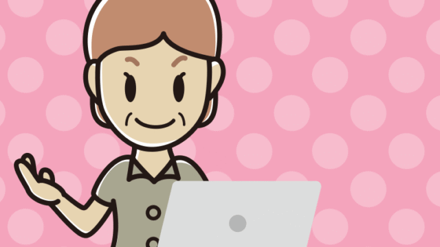 パソコンに案内する年配女性会社員（クールビズ）のイラスト【色、背景あり】PNG