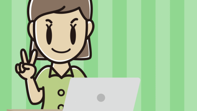 パソコンにピースをする女性会社員（クールビズ）のイラスト【色、背景あり】PNG