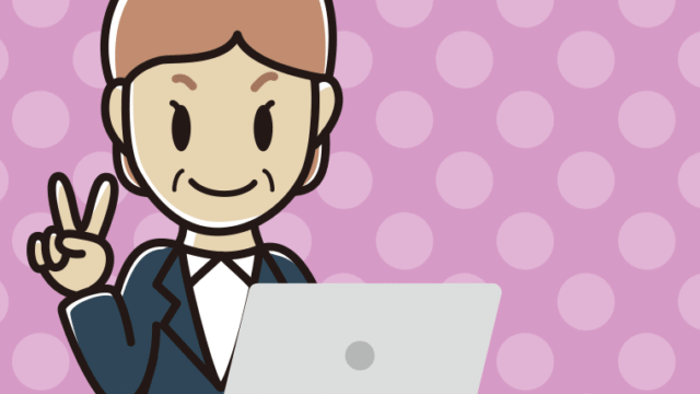 パソコンにピースをする年配女性会社員のイラスト【色、背景あり】PNG