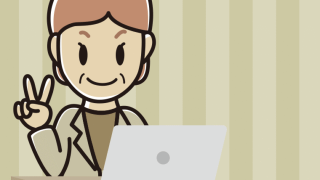 パソコンにピースをする年配女性会社員（カジュアル）のイラスト【色、背景あり】PNG