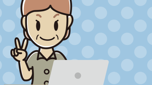 パソコンにピースをする年配女性会社員（クールビズ）のイラスト【色、背景あり】PNG