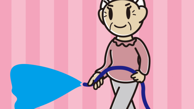 ホースで水をまくおばあさんのイラスト【色、背景あり】PNG
