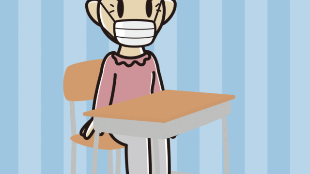 教室の席でマスクをするおばあさんのイラスト【色、背景あり】PNG