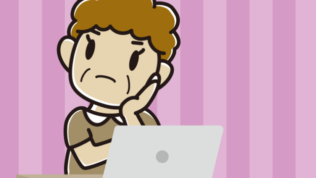 パソコン使用中に考えるおばさんのイラスト【色、背景あり】PNG