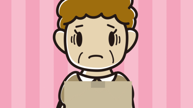 段ボール箱を持って困るおばさんのイラスト【色、背景あり】PNG