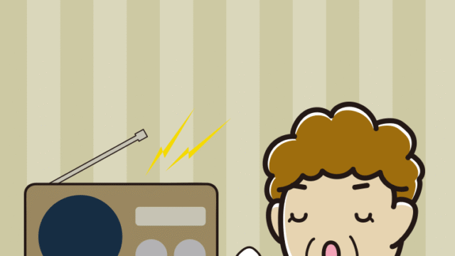 ラジオを聴きながら咳払いするおばさんのイラスト【色、背景あり】PNG