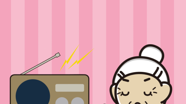 ラジオを聴きながら咳払いするおばあさんのイラスト【色、背景あり】PNG
