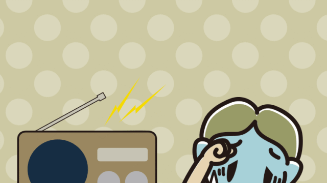 ラジオを聴いて具合が悪い小学生男子のイラスト【色、背景あり】PNG