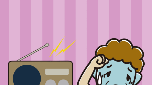 ラジオを聴いて具合が悪いおばさんのイラスト【色、背景あり】PNG