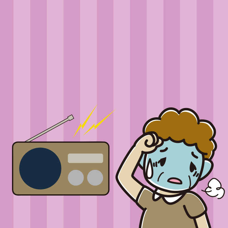 ラジオを聴いて具合が悪いおばさんのイラスト【色、背景あり】PNG