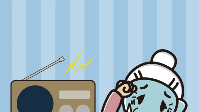 ラジオを聴いて具合が悪いおばあさんのイラスト【色、背景あり】PNG