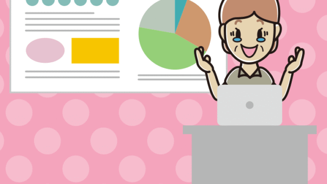 プレゼンでジーンとする年配女性会社員（クールビズ）のイラスト【色、背景あり】PNG