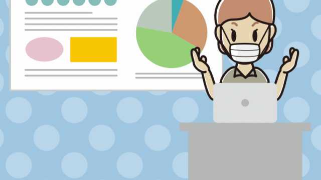 マスクをしてプレゼンする年配女性会社員（クールビズ）のイラスト【色、背景あり】PNG