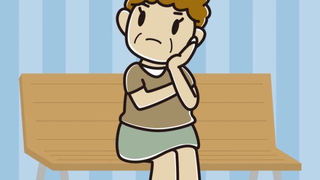 ベンチで考えるおばさんのイラスト【色、背景あり】PNG