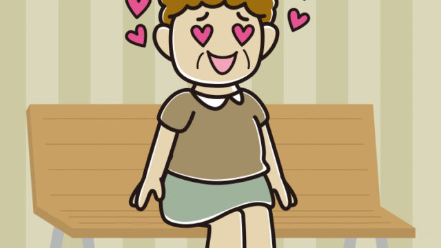 ベンチで目がハートのおばさんのイラスト【色、背景あり】PNG