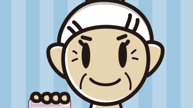 マイナンバーカードを持つおばあさんのイラスト【色、背景あり】PNG