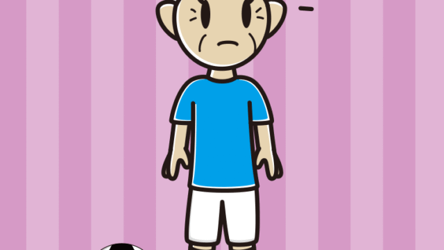 何かに気付くサッカーのユニフォーム姿のおばあさんのイラスト【色、背景あり】PNG