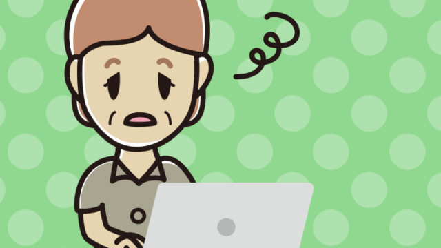 パソコン使用中にぼーっとする年配女性会社員（クールビズ）のイラスト【色、背景あり】PNG