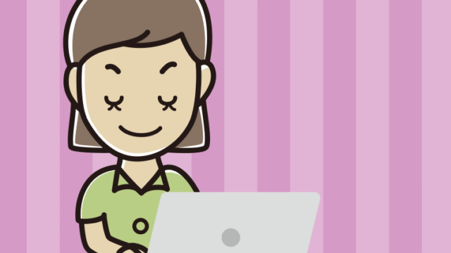 目を閉じてパソコンを使う女性会社員（クールビズ）のイラスト【色、背景あり】PNG