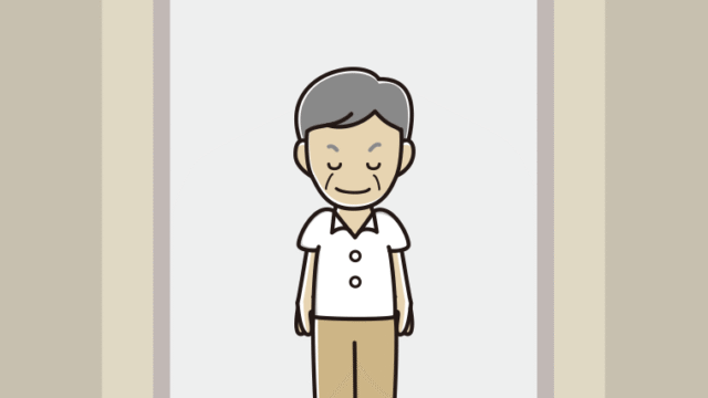 エレベーターでお辞儀する年配男性会社員（クールビズ）