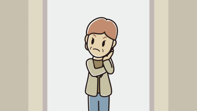 エレベーターで考える年配女性会社員（カジュアル）