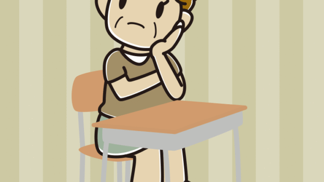 教室の席で考えるおばさんのイラスト【色、背景あり】PNG