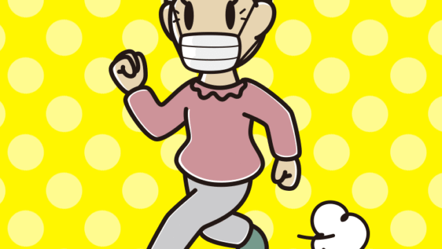 マスクをして走るおばあさんのイラスト【色、背景あり】PNG