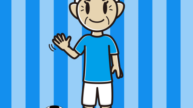 手を振るサッカーのユニフォーム姿のおばあさんのイラスト【色、背景あり】PNG