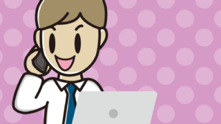 スマホで電話しながらパソコンを使う男性会社員（ワイシャツ）のイラスト【色、背景あり】PNG