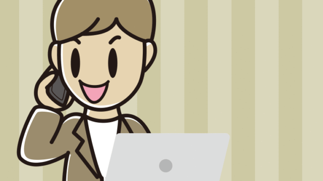 スマホで電話しながらパソコンを使う男性会社員（カジュアル）のイラスト【色、背景あり】PNG