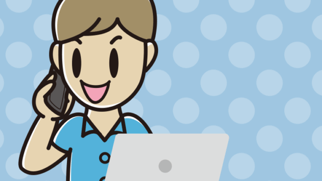 スマホで電話しながらパソコンを使う男性会社員（クールビズ）のイラスト【色、背景あり】PNG