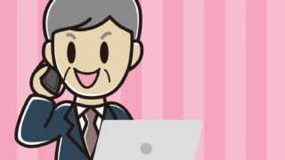 スマホで電話しながらパソコンを使う年配男性会社員のイラスト【色、背景あり】PNG