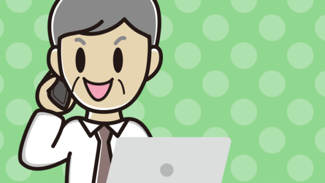 スマホで電話しながらパソコンを使う年配男性会社員（ワイシャツ）のイラスト【色、背景あり】PNG