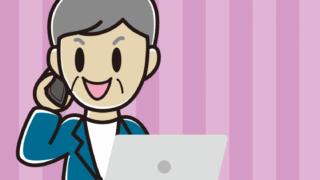 スマホで電話しながらパソコンを使う年配男性会社員（カジュアル）のイラスト【色、背景あり】PNG