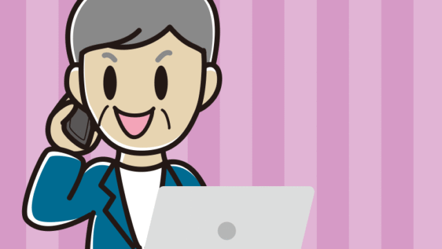 スマホで電話しながらパソコンを使う年配男性会社員（カジュアル）のイラスト【色、背景あり】PNG