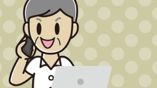 スマホで電話しながらパソコンを使う年配男性会社員（クールビズ）のイラスト【色、背景あり】PNG