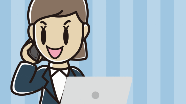 スマホで電話しながらパソコンを使う女性会社員のイラスト【色、背景あり】PNG