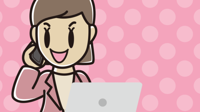 スマホで電話しながらパソコンを使う女性会社員（カジュアル）のイラスト【色、背景あり】PNG